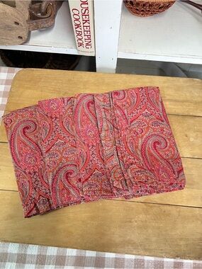 Sur la table cotton napkins paisley